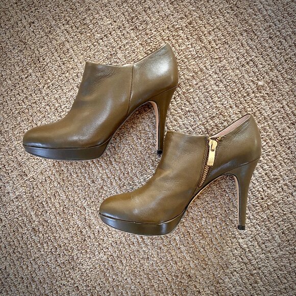 Vince Camuto "Elvin" Leather Platform Booties in Olive Drab Nappa, 6.5M - Picture 6 of 15